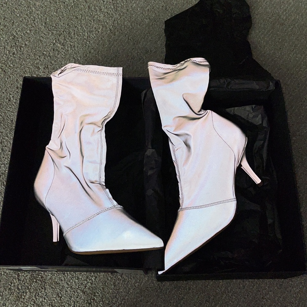 BNWT YEEZY BOOTS